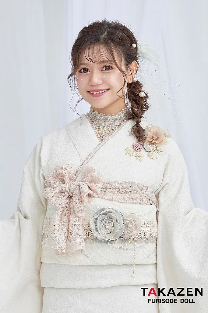 TAKAZENのレンタル振袖 ヘップバーンミニョン　白/ホワイト　立体花付き　ジャガード生地　フレンチガーリー　レースインナーコーデ　足袋ブーツ【通販可】G64