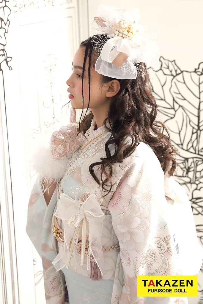 TAKAZENのレンタル振袖 くすみカラー古典　水色/淡い色　梅柄/菊柄　爽やか　かわいい　フェミニン　ブリッジマン遊七【通販可】K1105