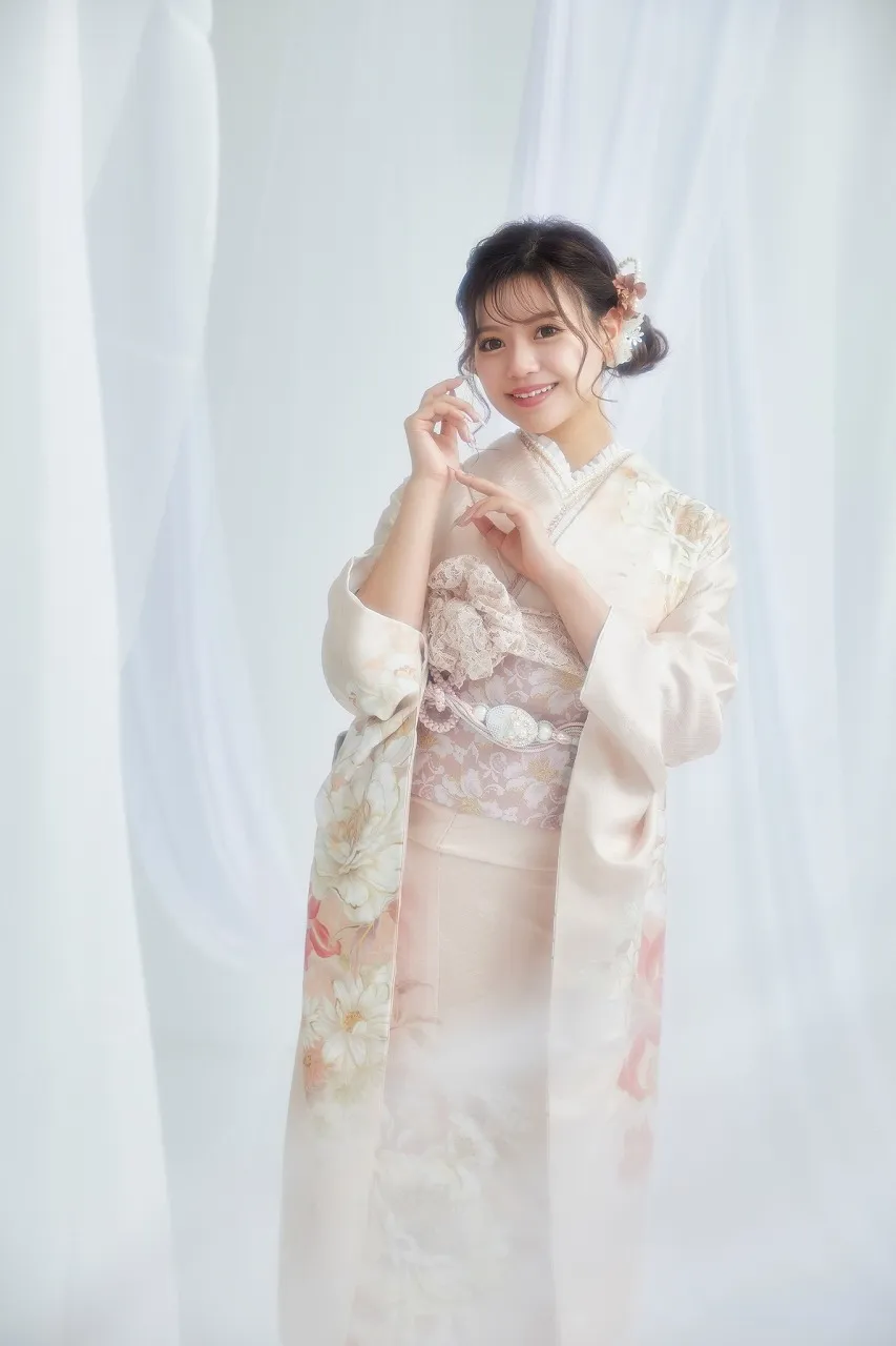 サーモンピンク　かわいい　ユリ柄振袖