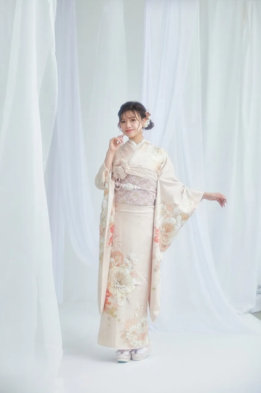 サーモンピンク　かわいい　ユリ柄振袖