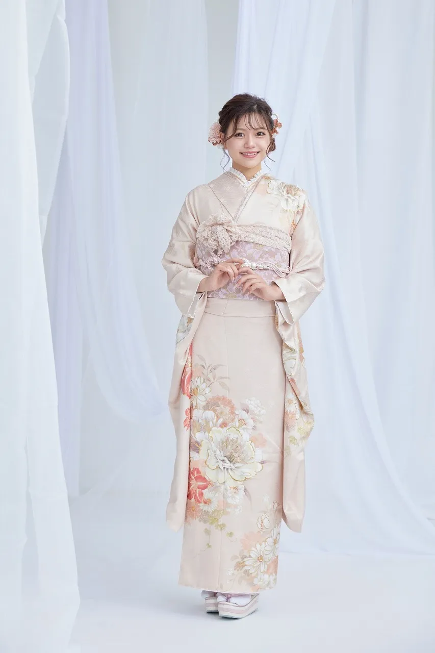 サーモンピンク　かわいい　ユリ柄振袖