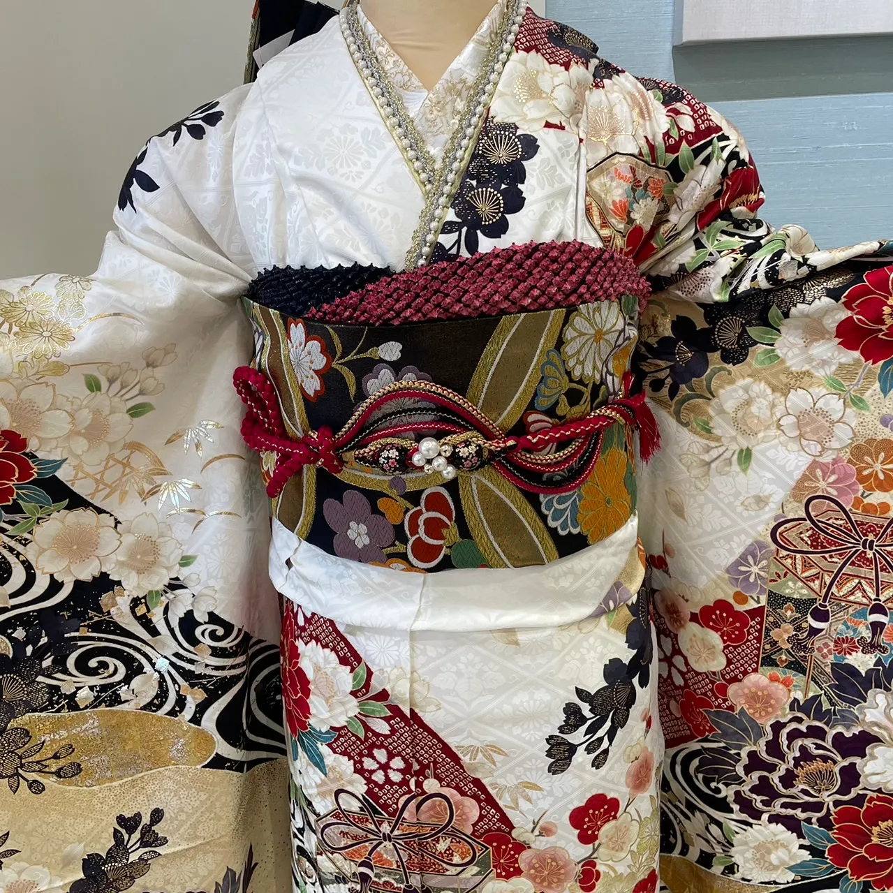 成人式　振袖レンタル　古典柄　白地　黒　華やか　綺麗古典