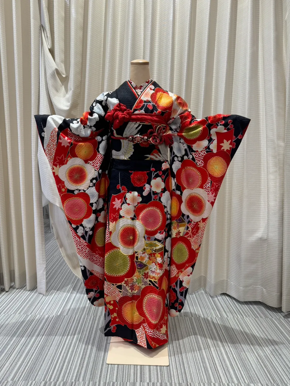 TAKAZEN　タカゼン　成人式振袖　振袖レンタル　レトロ　黒赤　梅柄　派手　古典柄