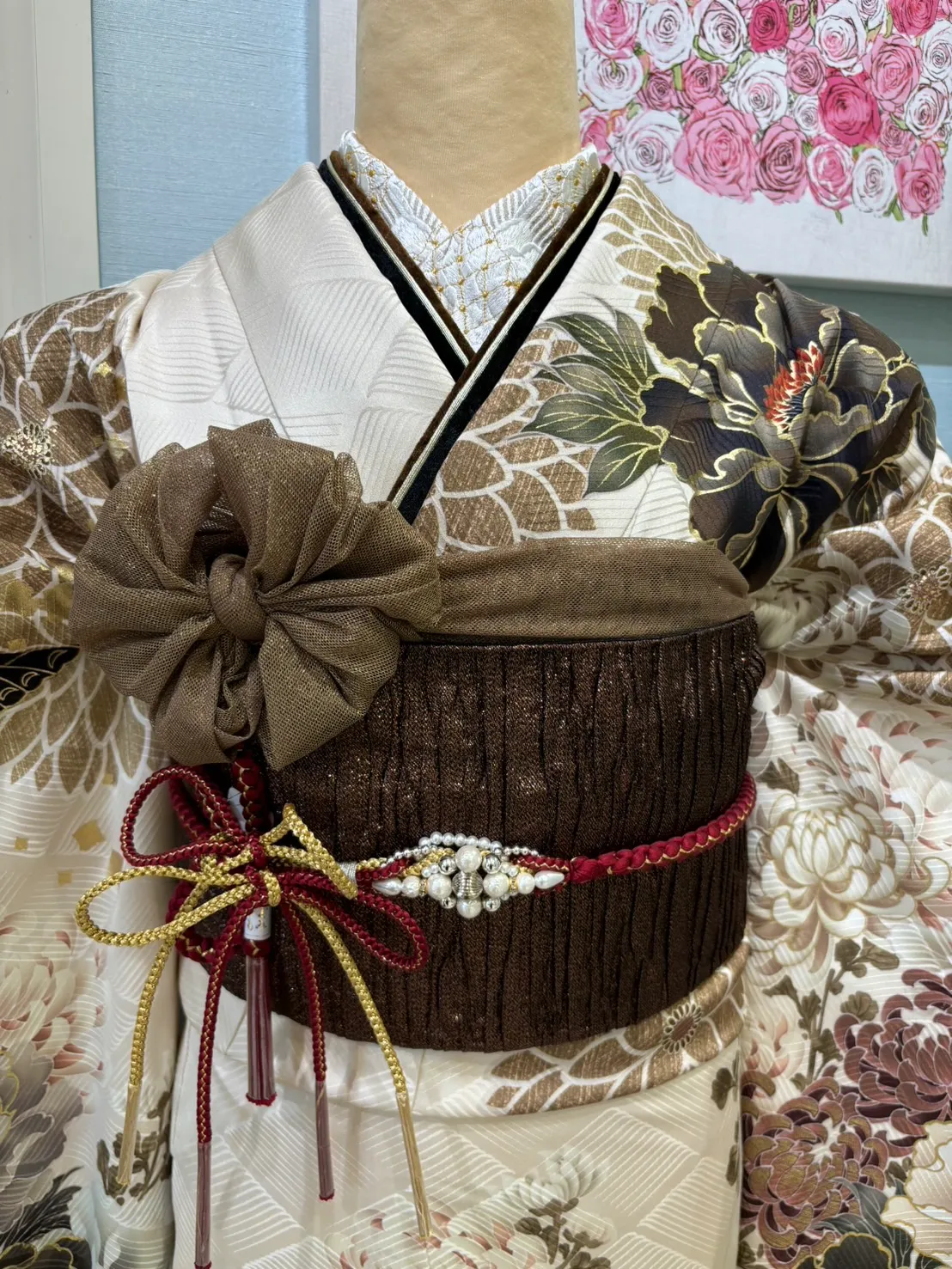 2025年　2026年　2027年　成人式　振袖レンタル　ベージュ　ブラウン　吉木千紗都　くすみカラー