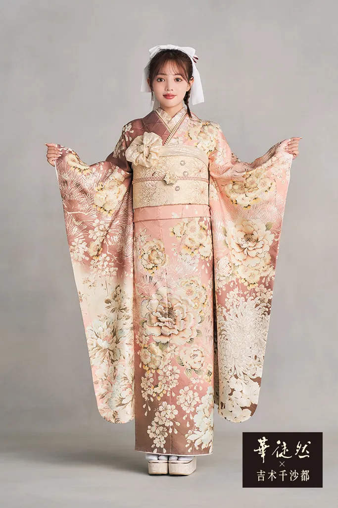 TAKAZENのレンタル振袖 華徒然×吉木千沙都　ピンクベージュ　乱菊柄/牡丹柄　かわいい　タカゼンオリジナルカラー　スワロフスキー付き【通販可】K1127