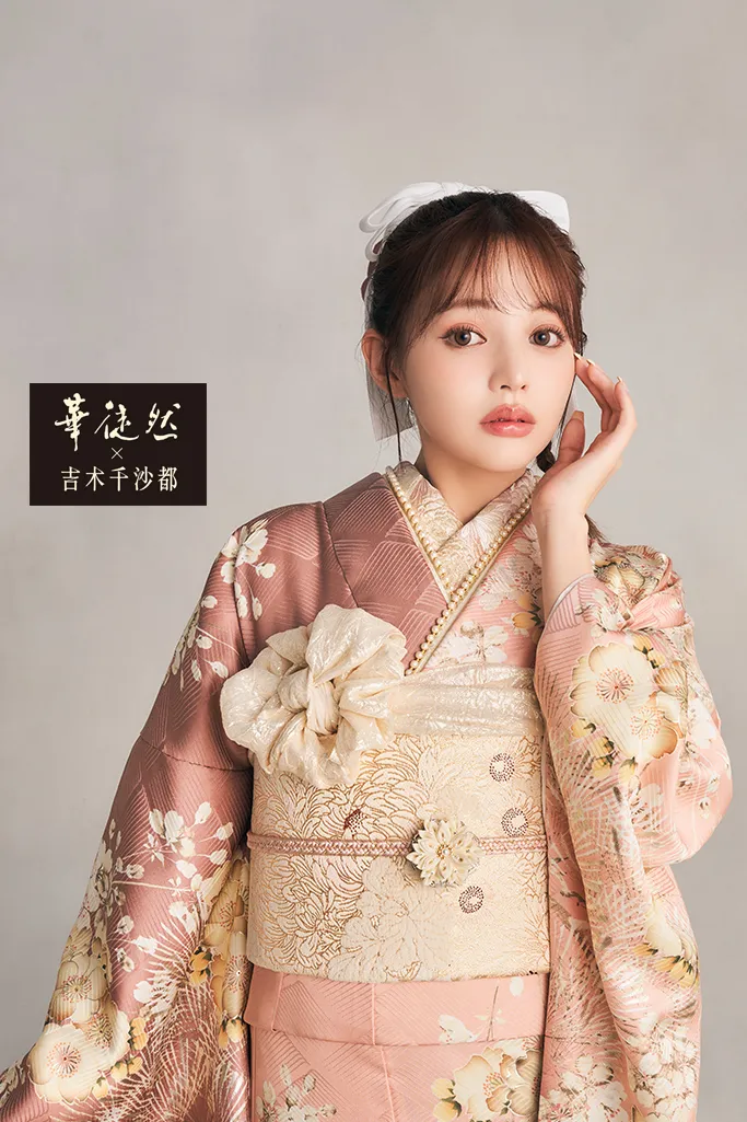 TAKAZENのレンタル振袖 華徒然×吉木千沙都　ピンクベージュ　乱菊柄/牡丹柄　かわいい　タカゼンオリジナルカラー　スワロフスキー付き【通販可】K1127