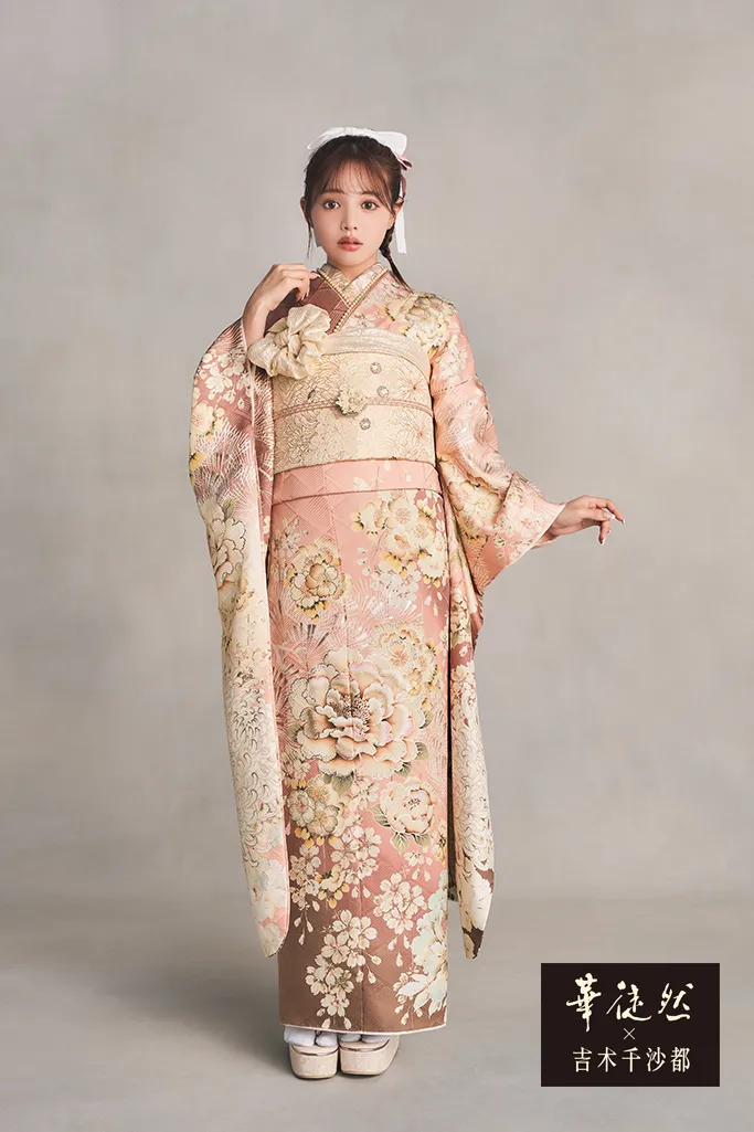 TAKAZENのレンタル振袖 華徒然×吉木千沙都 ピンクベージュ 乱菊柄/牡丹柄 かわいい タカゼンオリジナルカラー スワロフスキー付き【通販可】K1127