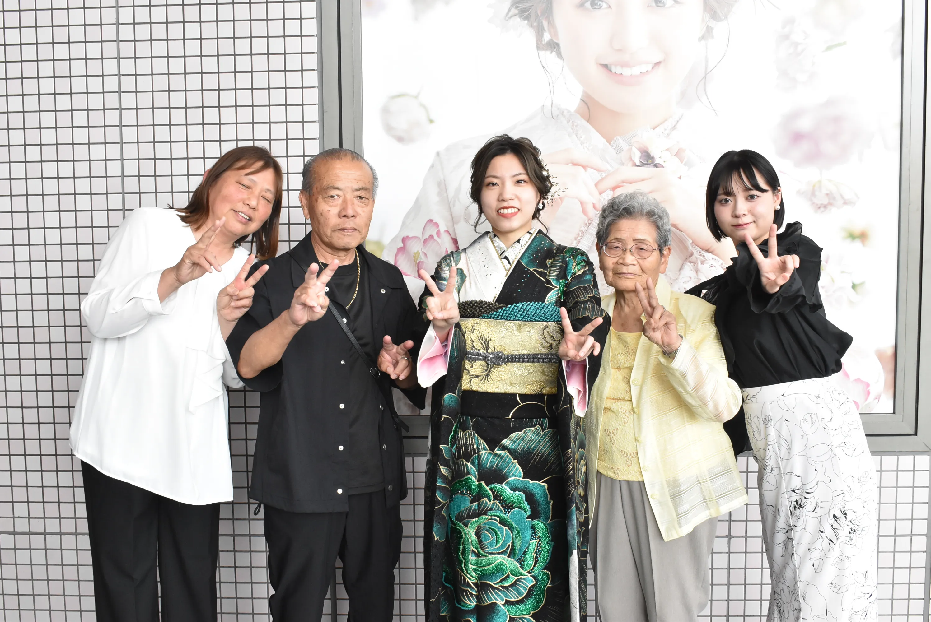 2026年成人 前撮り 振袖 モード 緑 黒 派手