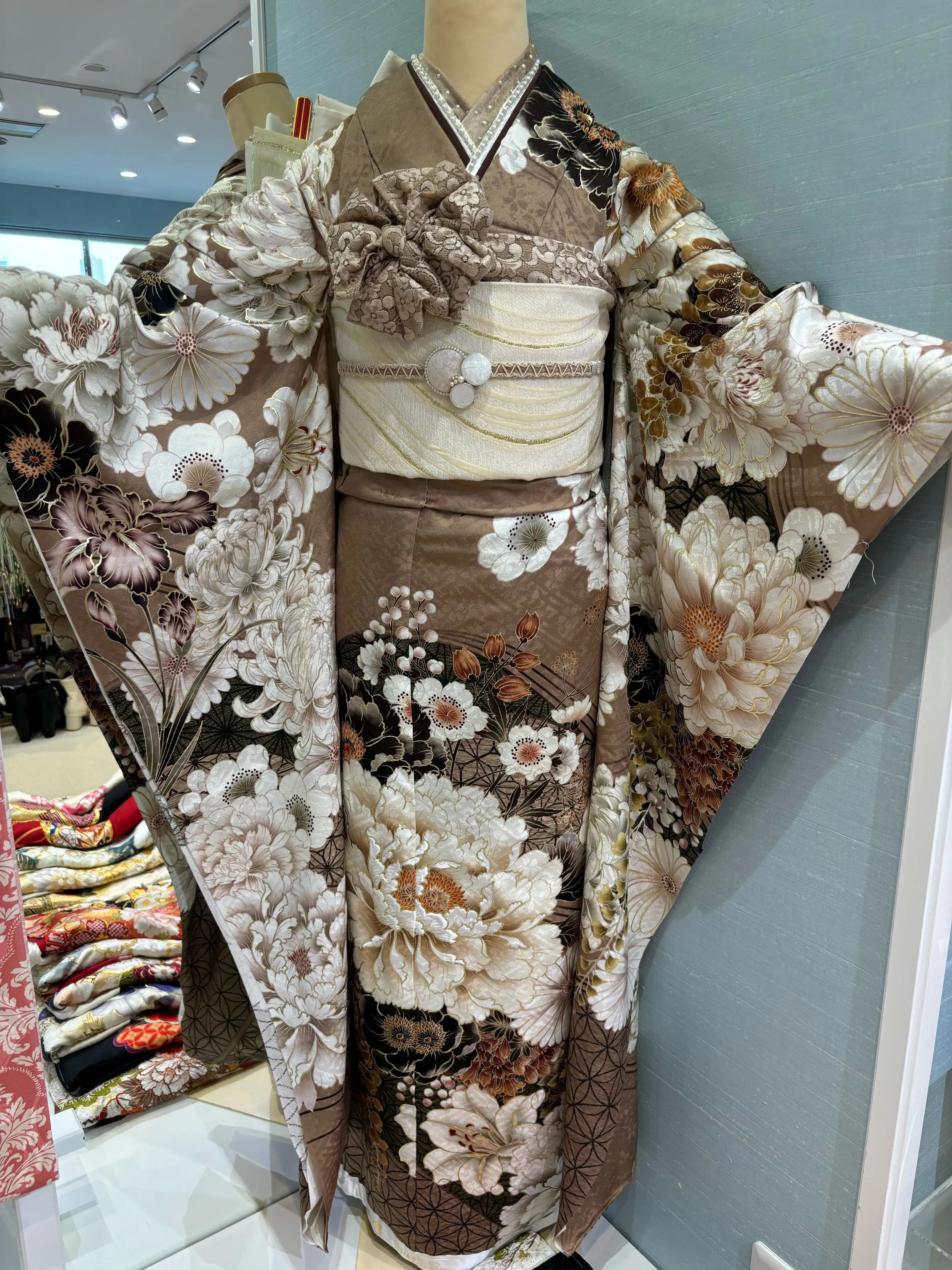 成人式　振袖レンタル　ベージュ　くすみカラー　中村リサ