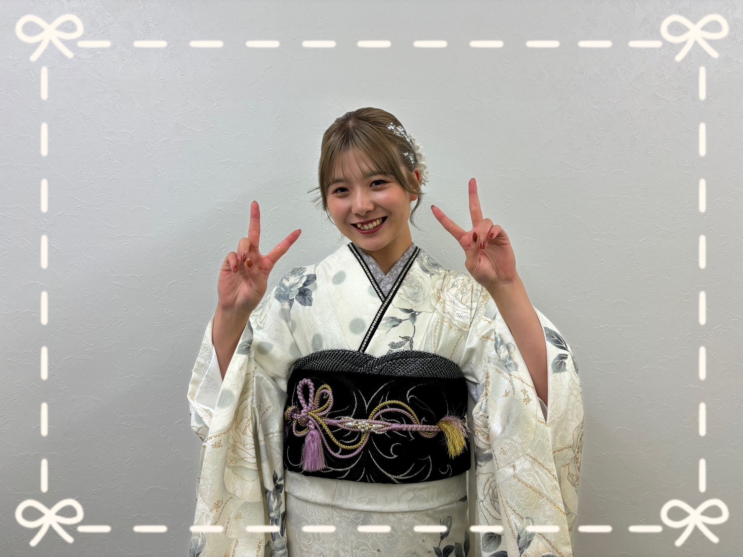 振袖 レンタル 奈良 帯 可愛い アレンジ 華やか 綺麗 ヘップバーンシャネルカラー 白/ゴールド バラ/リボン柄 スワロフスキー おしゃれな ドレッシー カメリア柄帯 ブリッジマン遊七