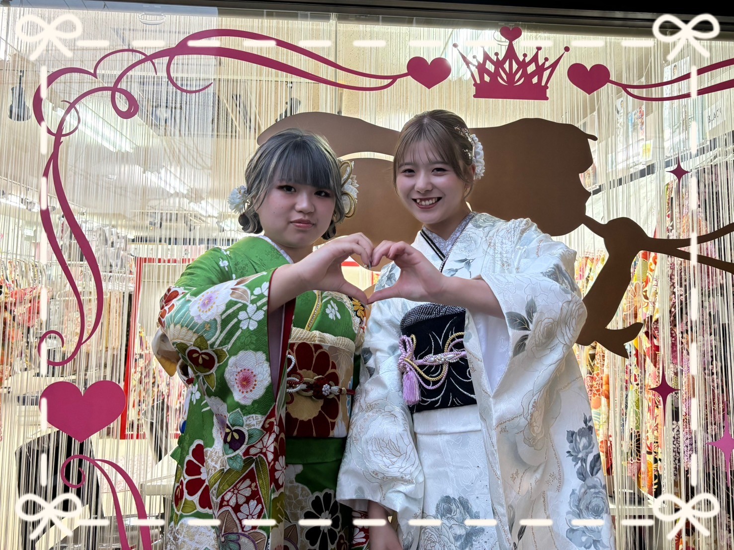 振袖 レンタル 奈良 帯 可愛い アレンジ 華やか 綺麗 ヘップバーンシャネルカラー 白/ゴールド バラ/リボン柄 スワロフスキー おしゃれな ドレッシー カメリア柄帯 ブリッジマン遊七 ヘップバーンシャネルカラー 白/ゴールド バラ/リボン柄 スワロフスキー おしゃれな ドレッシー カメリア柄帯 ブリッジマン遊七