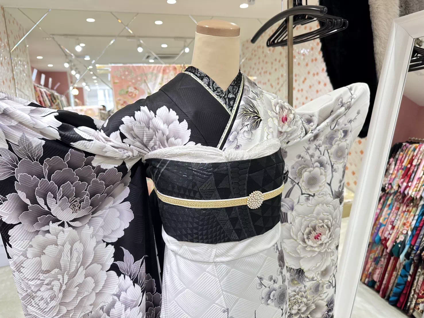 TAKAZEN姫路店　姫路市　成人式　卒業式　袴　振袖　イマドキ振袖　吉木千沙都　モノトーン