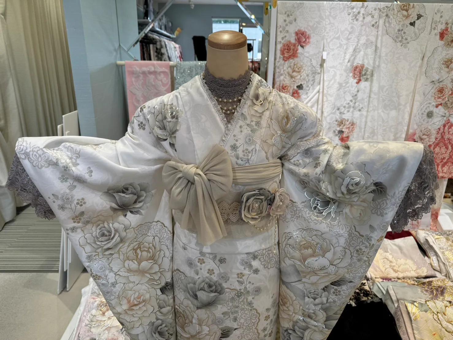 TAKAZEN　タカゼン　成人式振袖　振袖レンタル　TAKAZENオリジナル　ヘップバーン　コスメカラー　キラキラ　エレガント　かわいい　インナーレース　洋風