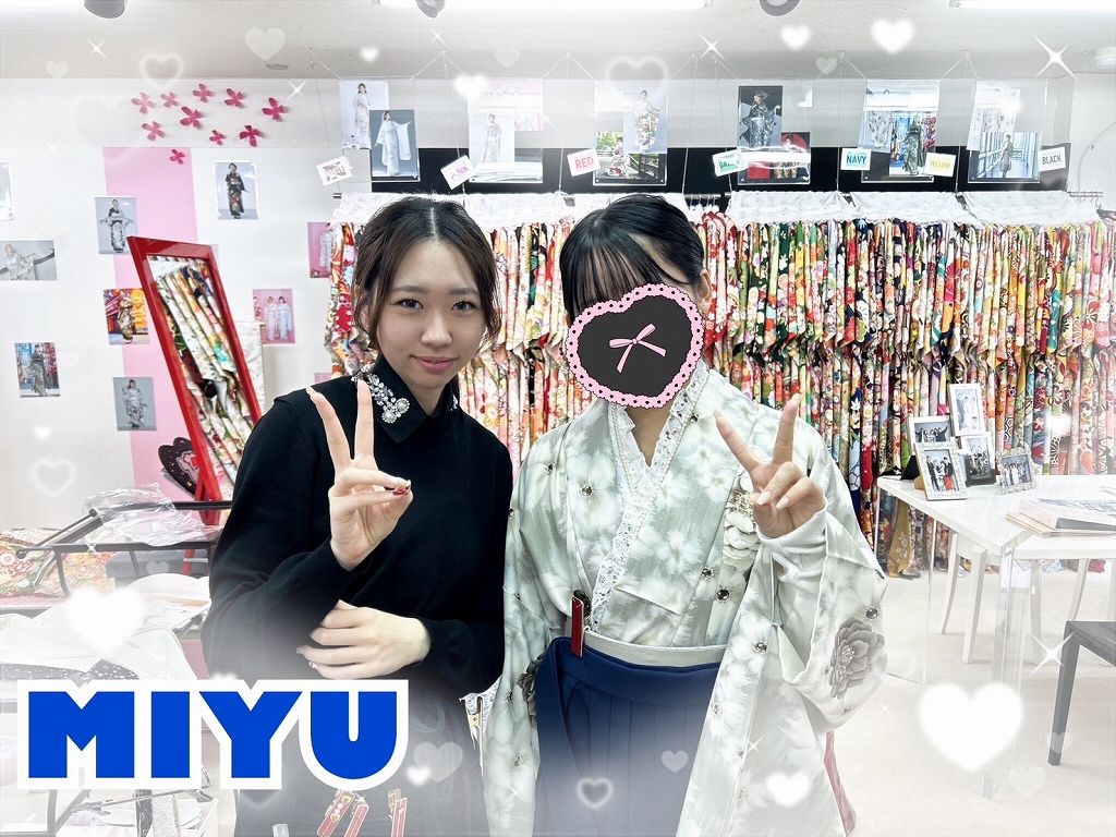 玉城ティナ×紅一点ブランド袴 くすみベージュ/ニュアンスカラー 薔薇柄 かわいい おしゃれ 洋風 奈良 レンタル