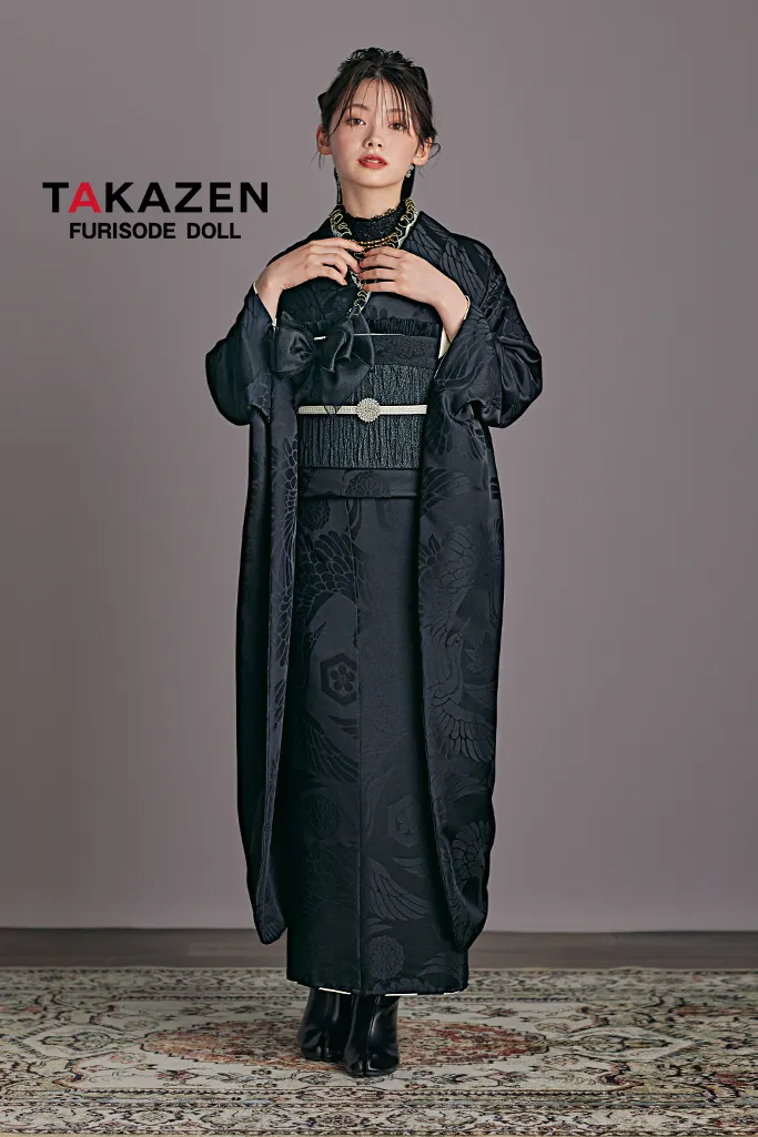 TAKAZENのレンタル振袖 ヴィンテージスタイル　黒/ブラック　無地　大人っぽい着こなし　真っ黒振袖　レース小物コーデ/足袋ブーツ　おしゃれ　南琴奈【通販可】23009