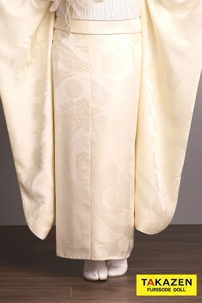 TAKAZENのレンタル振袖 ヴィンテージスタイル　真っ白/白/ホワイト　無地　シンプル振袖　おしゃれ　ブーツスタイル　ワントーンコーデ　香川るな【通販可】23010