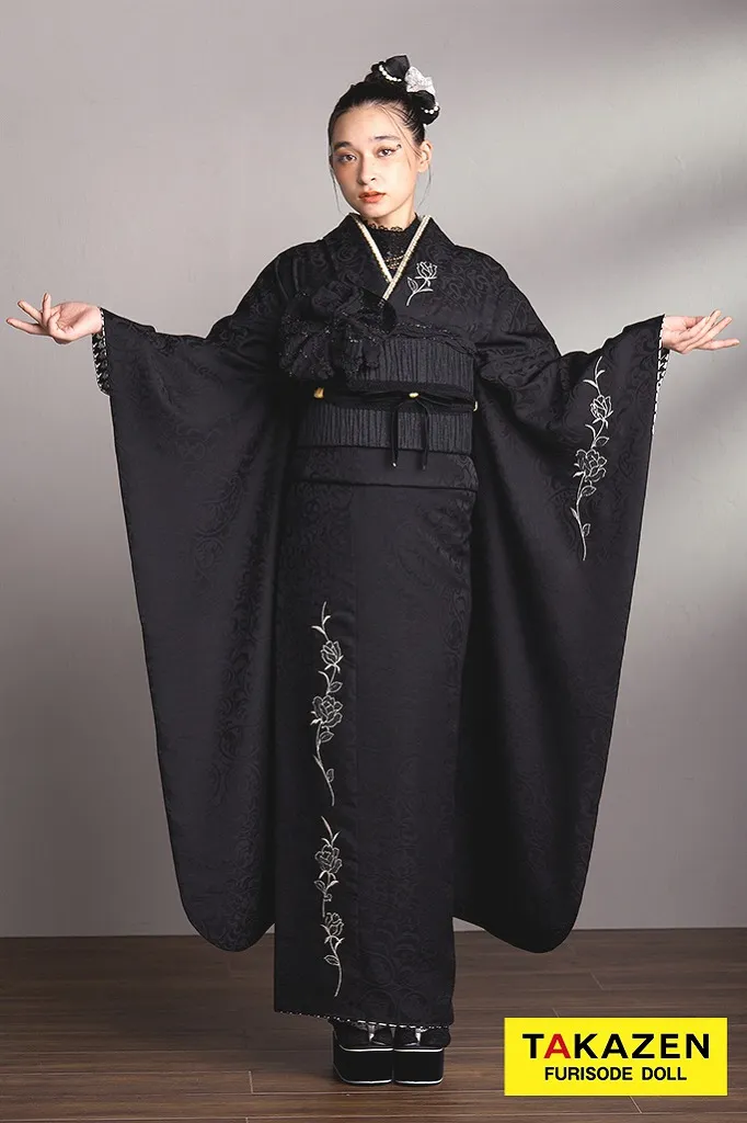 TAKAZENのレンタル振袖 ヴィンテージスタイル　ブラック/黒ベース　ワンポイント刺繍　人と被らない　シンプル振袖　おしゃれな着こなし　レースインナー　弓ライカ【通販可】24031