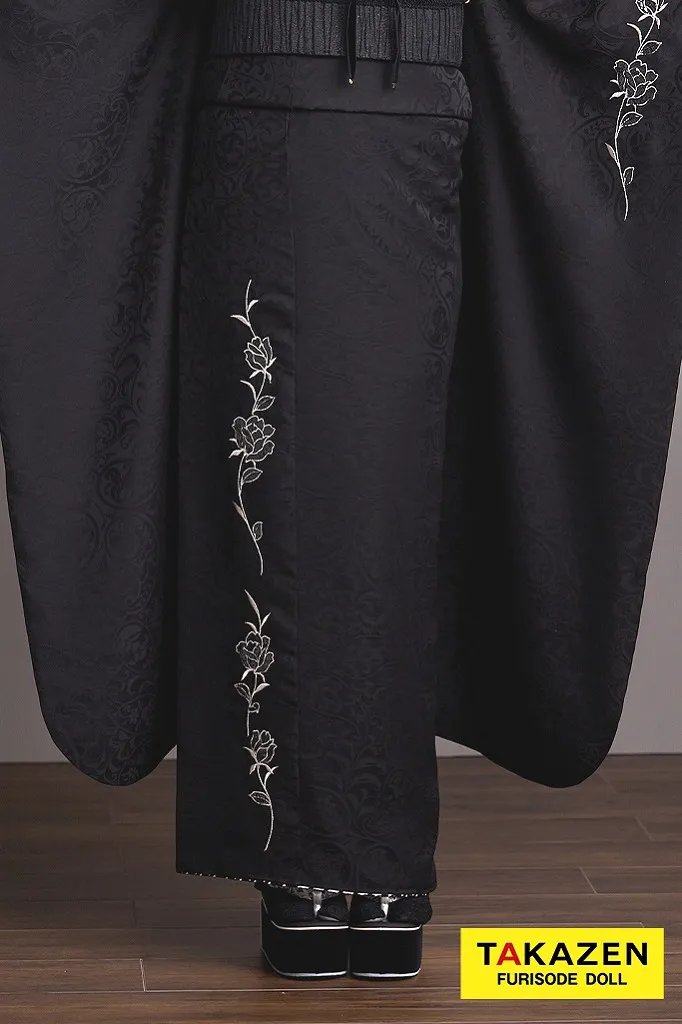 TAKAZENのレンタル振袖 ヴィンテージスタイル　ブラック/黒ベース　ワンポイント刺繍　人と被らない　シンプル振袖　おしゃれな着こなし　レースインナー　弓ライカ【通販可】24031