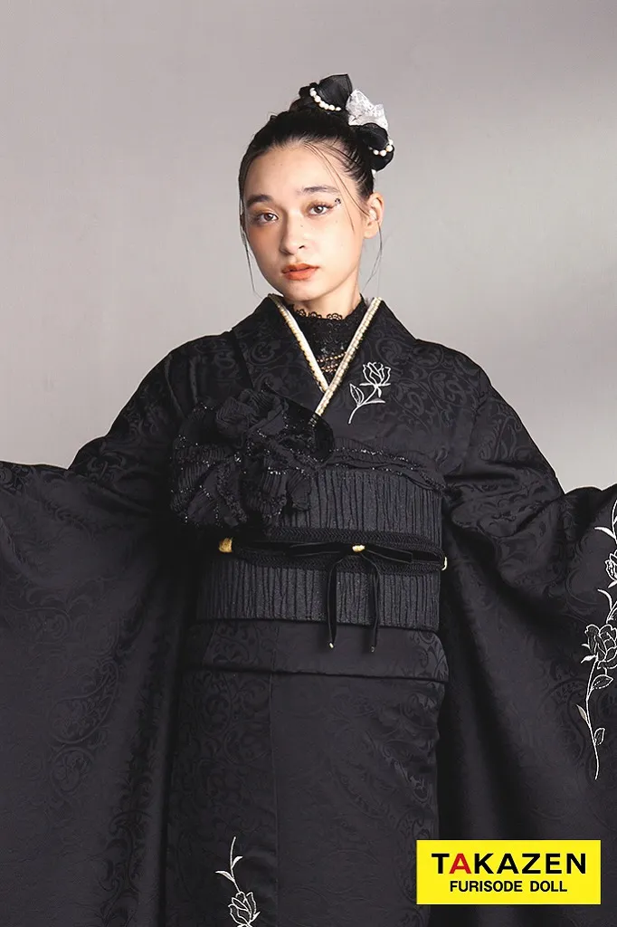 TAKAZENのレンタル振袖 ヴィンテージスタイル　ブラック/黒ベース　ワンポイント刺繍　人と被らない　シンプル振袖　おしゃれな着こなし　レースインナー　弓ライカ【通販可】24031