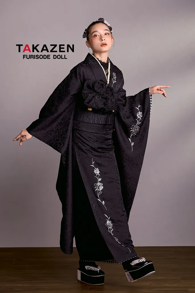 TAKAZENのレンタル振袖 ヴィンテージスタイル ブラック/黒ベース ワンポイント刺繍 人と被らない シンプル振袖 おしゃれな着こなし レースインナー 弓ライカ【通販可】24031
