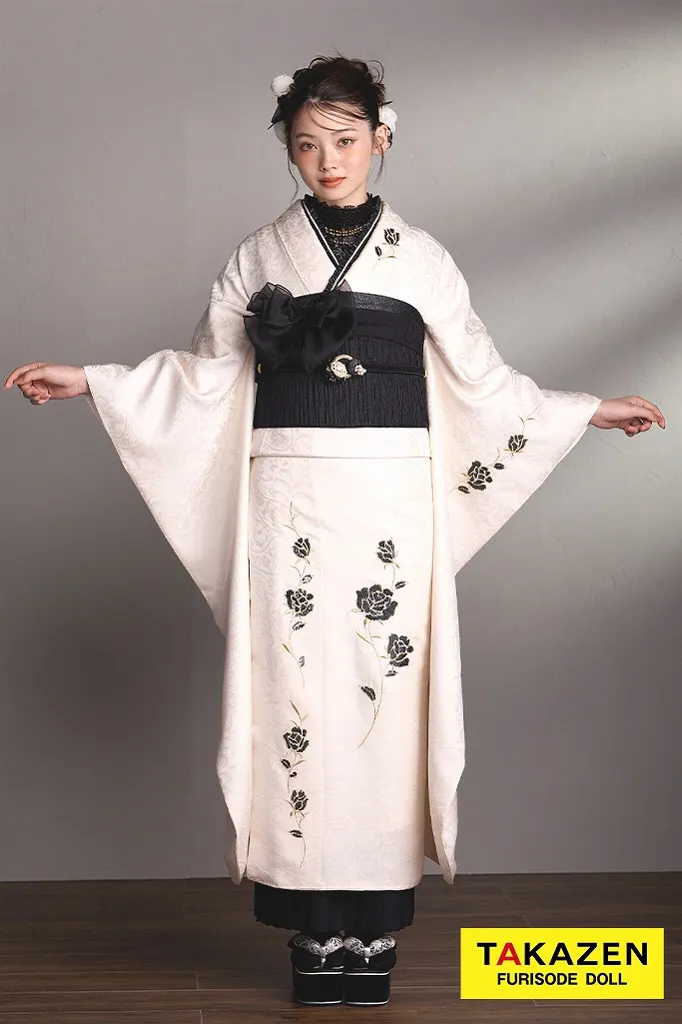 TAKAZENのレンタル振袖 ヴィンテージスタイル　ホワイト/白ベース　ワンポイント刺繍/スパンコール　かぶらない　個性的　おしゃれ振袖　シンプル　付け襟/プリーツスカート　南琴奈【通販可】24032