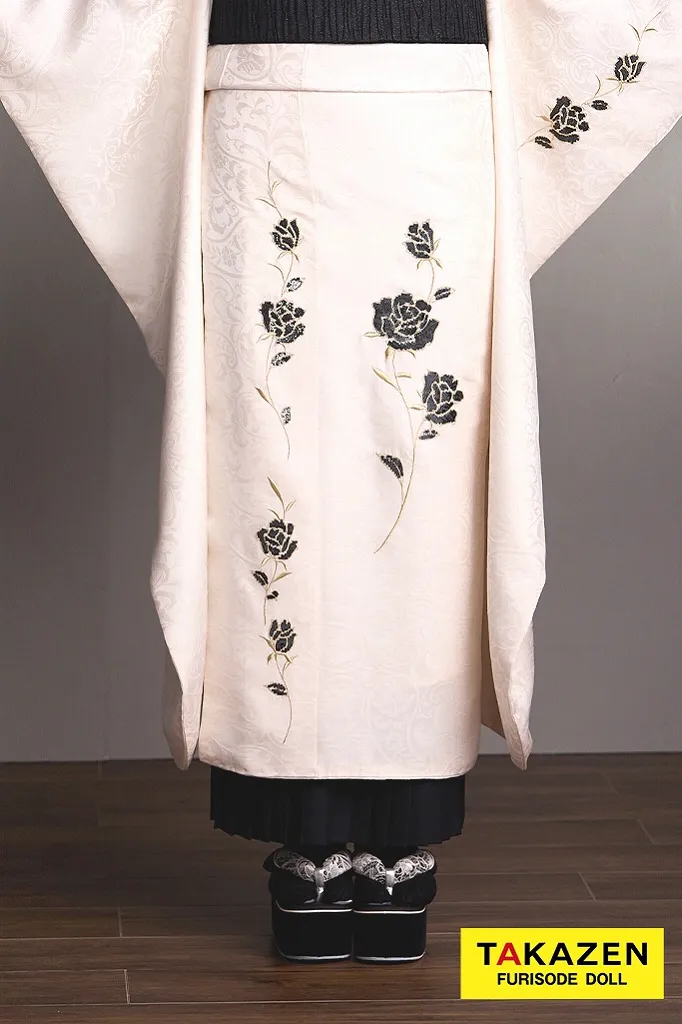 TAKAZENのレンタル振袖 ヴィンテージスタイル　ホワイト/白ベース　ワンポイント刺繍/スパンコール　かぶらない　個性的　おしゃれ振袖　シンプル　付け襟/プリーツスカート　南琴奈【通販可】24032
