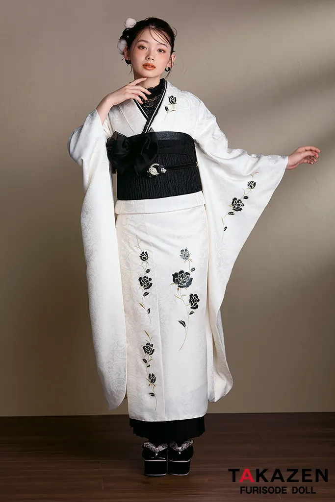TAKAZENのレンタル振袖 ヴィンテージスタイル　ホワイト/白ベース　ワンポイント刺繍/スパンコール　かぶらない　個性的　おしゃれ振袖　シンプル　付け襟/プリーツスカート　南琴奈【通販可】24032