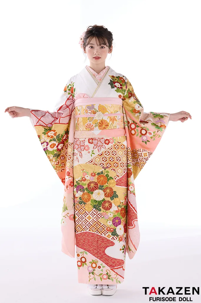 TAKAZENのレンタル振袖 最高級古典柄振袖　吉澤織物/最高級染繍桶絞り友禅　サーモンピンク/白/金　菊柄/吉祥文様　かわいい　南琴奈【通販可】25036