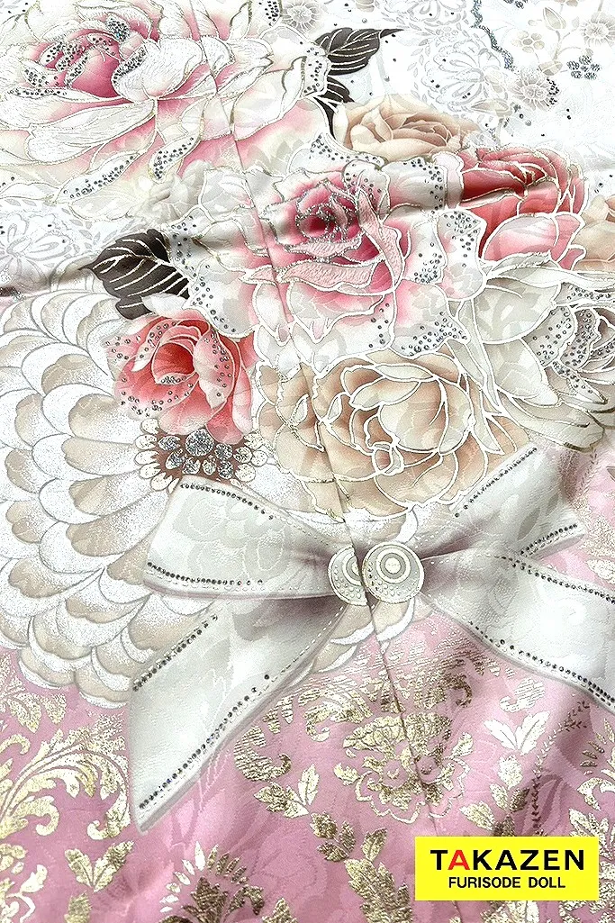 TAKAZENのレンタル振袖 最新作ヘップバーンコスメカラー　白/ピンク/くすみカラー　薔薇柄　かわいい　スワロフスキー/パール付き　ガーリー　キルティング帯　おしゃれ　香音【通販可】26001
