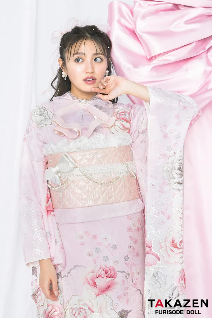 TAKAZENのレンタル振袖 最新作ヘップバーンコスメカラー　ピンク　バラ柄　甘めガーリー　スワロフスキー/パール付き　あざとかわいい　量産型　リボンコーデ　香音【通販可】26002