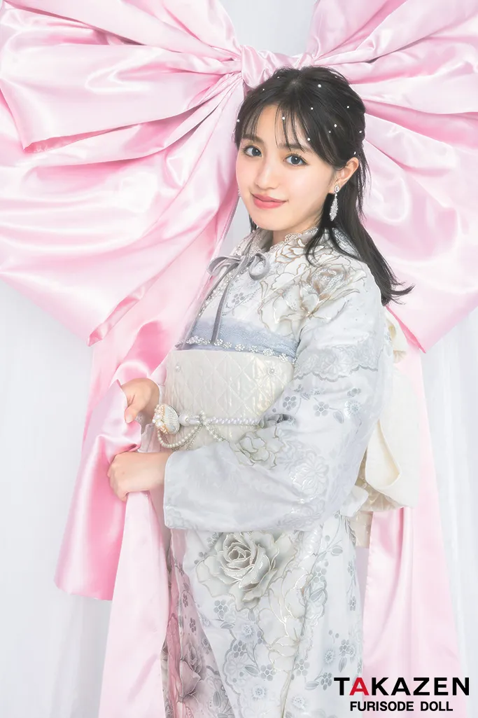 TAKAZENのレンタル振袖 最新作ヘップバーンコスメカラー　白/紫/淡い色　薔薇柄　キラキラ　スワロフスキー/パール付き　エレガント　かわいい　キルティング帯　香音【通販可】26004