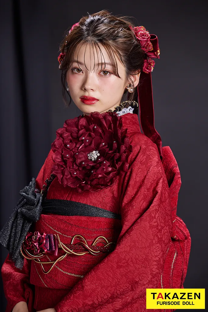 TAKAZENのレンタル振袖 最新作ヘップバーンローズ　赤　薔薇モチーフ付き　立体花　最先端　エレガント　人と被らない　レースインナー/ブーツスタイル　南琴奈【通販可】26006