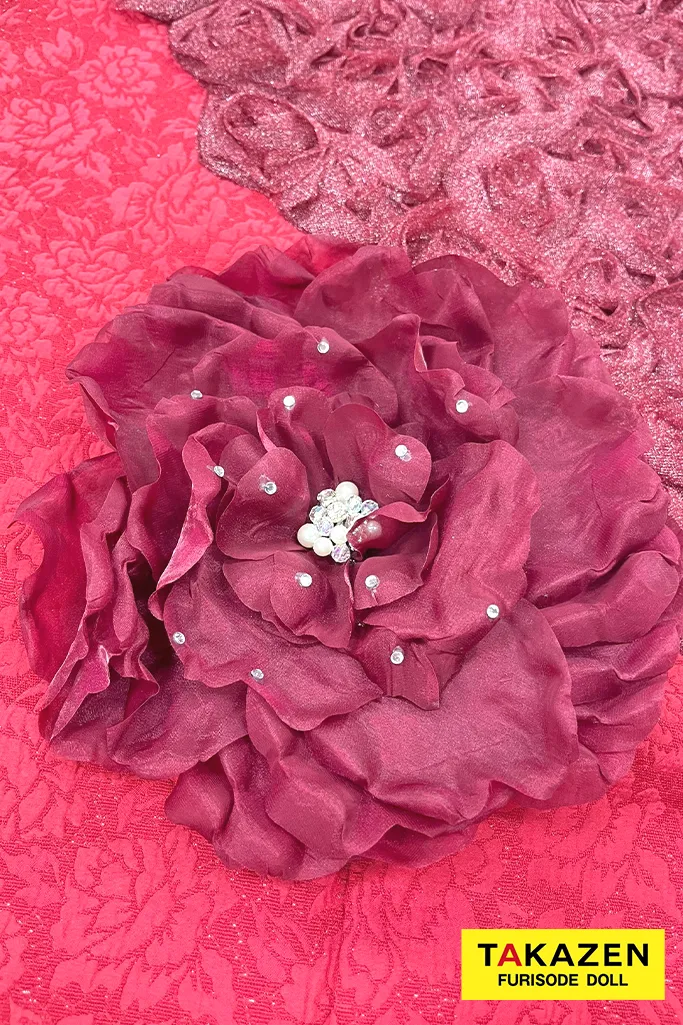 TAKAZENのレンタル振袖 最新作ヘップバーンローズ　赤　薔薇モチーフ付き　立体花　最先端　エレガント　人と被らない　レースインナー/ブーツスタイル　南琴奈【通販可】26006