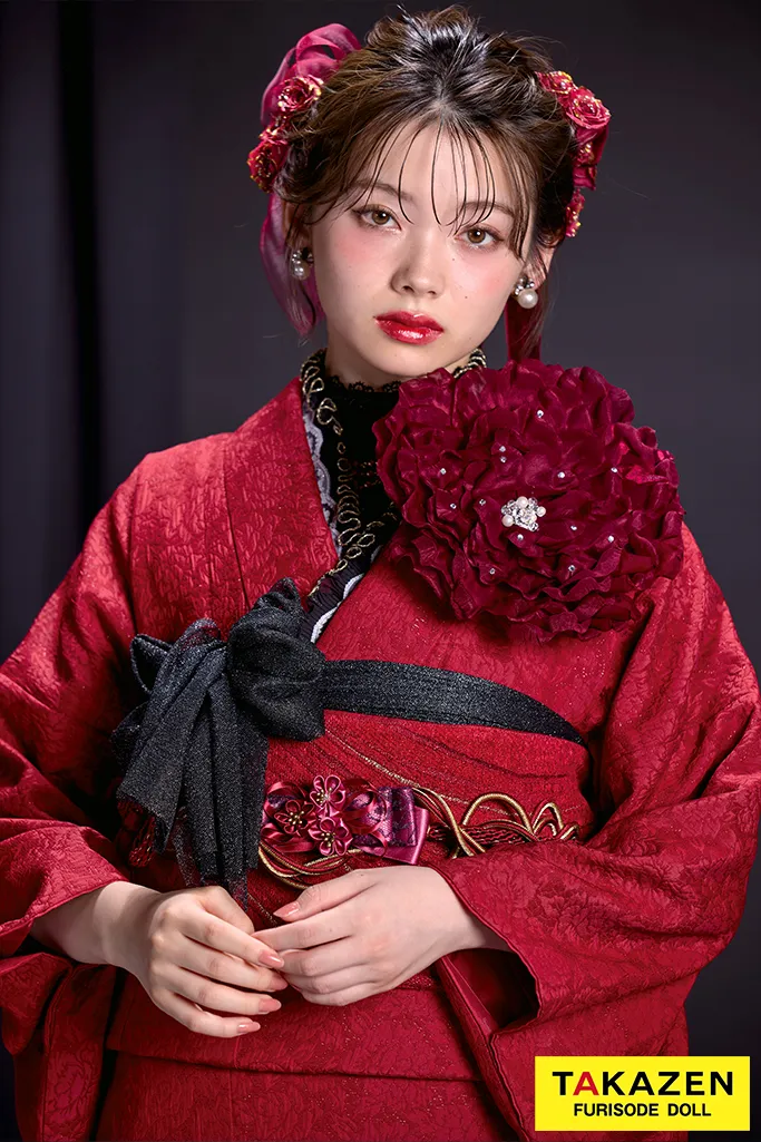 TAKAZENのレンタル振袖 最新作ヘップバーンローズ　赤　薔薇モチーフ付き　立体花　最先端　エレガント　人と被らない　レースインナー/ブーツスタイル　南琴奈【通販可】26006