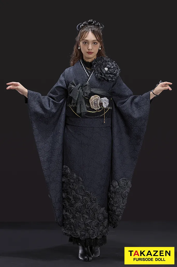 TAKAZENのレンタル振袖 最新作ヘップバーンローズ　黒　薔薇付き　立体花　ラグジュアリー　誰ともかぶらない　レースインナー/ブーツスタイル　オールブラックコーデ　香川るな【通販可】26007
