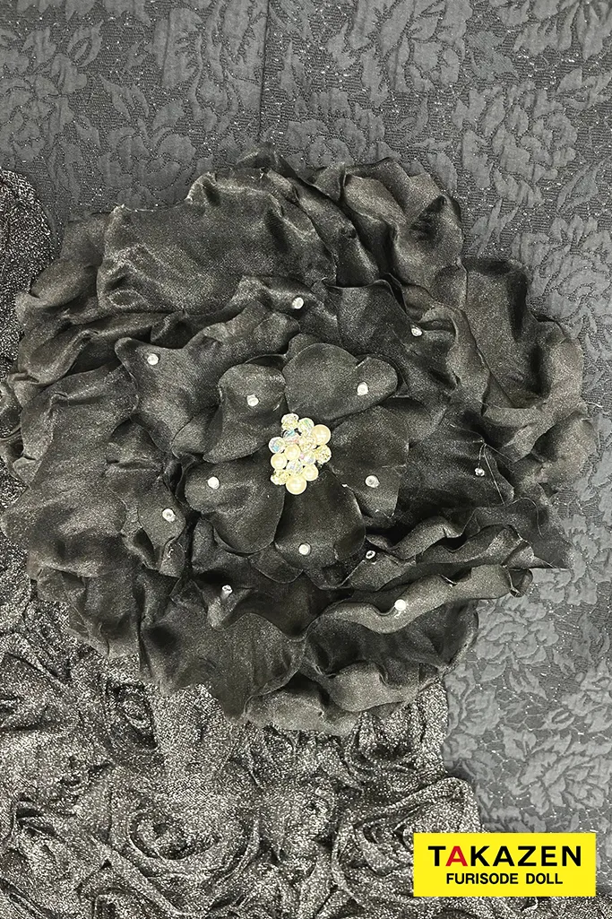 TAKAZENのレンタル振袖 最新作ヘップバーンローズ　黒　薔薇付き　立体花　ラグジュアリー　誰ともかぶらない　レースインナー/ブーツスタイル　オールブラックコーデ　香川るな【通販可】26007