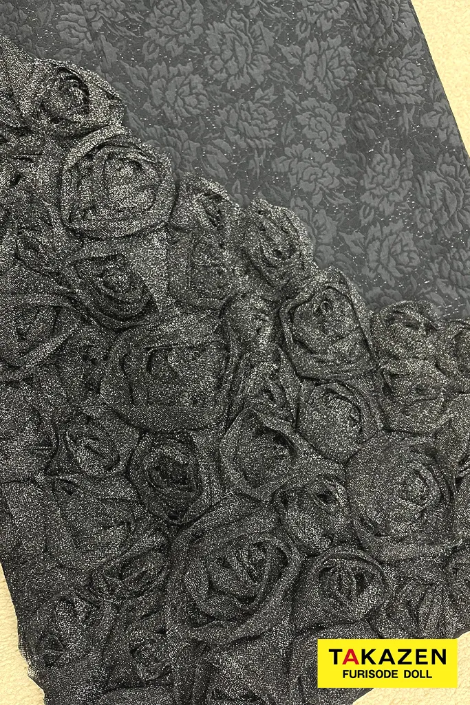TAKAZENのレンタル振袖 最新作ヘップバーンローズ　黒　薔薇付き　立体花　ラグジュアリー　誰ともかぶらない　レースインナー/ブーツスタイル　オールブラックコーデ　香川るな【通販可】26007
