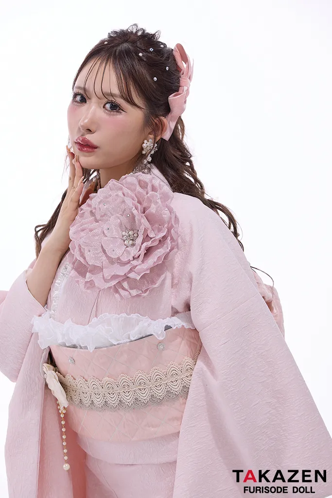 TAKAZENのレンタル振袖 最新作ヘップバーンローズ　ピンク　薔薇付き　立体花　かわいい　エレガント　人とかぶらない　ガーリー　レースインナー/ブーツスタイル　伊藤桃々【通販可】26008