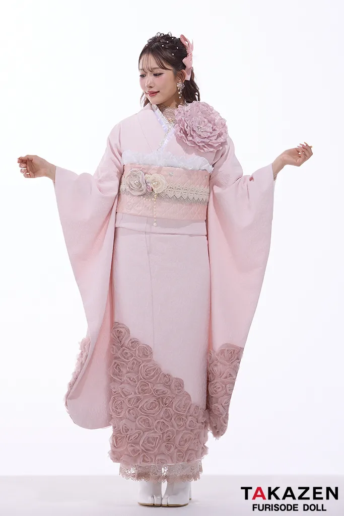 TAKAZENのレンタル振袖 最新作ヘップバーンローズ　ピンク　薔薇付き　立体花　かわいい　エレガント　人とかぶらない　ガーリー　レースインナー/ブーツスタイル　伊藤桃々【通販可】26008