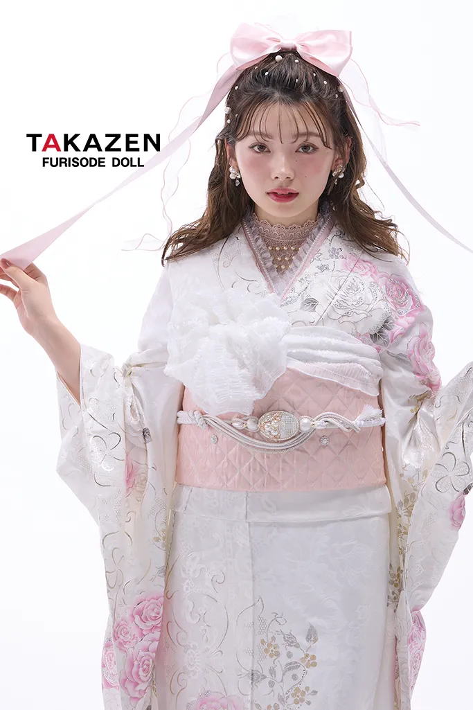TAKAZENのレンタル振袖 最新作ヘップバーンローズ　白/ピンク　バラ柄/リボン柄　かわいい振袖　透明感　リボンアレンジ　キラキラスワロフスキー付き　南琴奈【通販可】26009