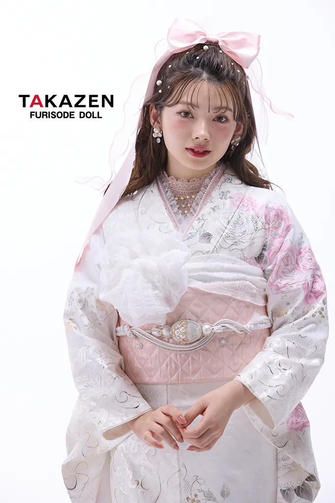 TAKAZENのレンタル振袖 最新作ヘップバーンローズ　白/ピンク　バラ柄/リボン柄　かわいい振袖　透明感　リボンアレンジ　キラキラスワロフスキー付き　南琴奈【通販可】26009