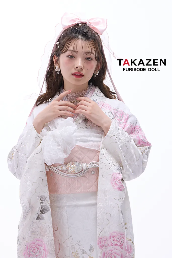 TAKAZENのレンタル振袖 最新作ヘップバーンローズ　白/ピンク　バラ柄/リボン柄　かわいい振袖　透明感　リボンアレンジ　キラキラスワロフスキー付き　南琴奈【通販可】26009