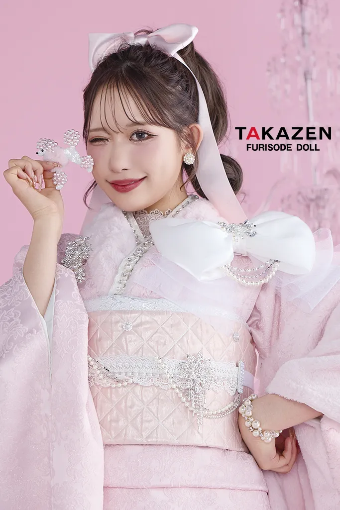 TAKAZENのレンタル振袖 最新作ヘップバーンシュシュ　ピンク　ファー/ジャガード生地　リボン・キラキラパーツ付き　一番目立つ　ふわふわ振袖　セレブ　かわいい　伊藤桃々【通販可】26013