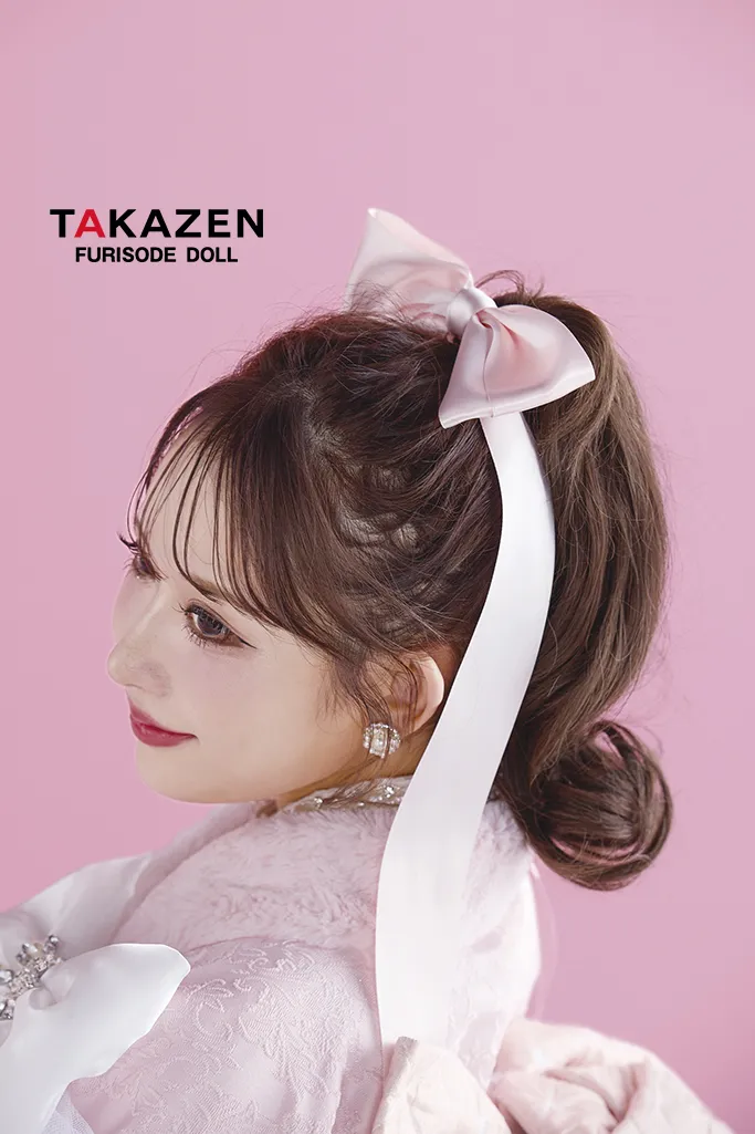 TAKAZENのレンタル振袖 最新作ヘップバーンシュシュ　ピンク　ファー/ジャガード生地　リボン・キラキラパーツ付き　一番目立つ　ふわふわ振袖　セレブ　かわいい　伊藤桃々【通販可】26013