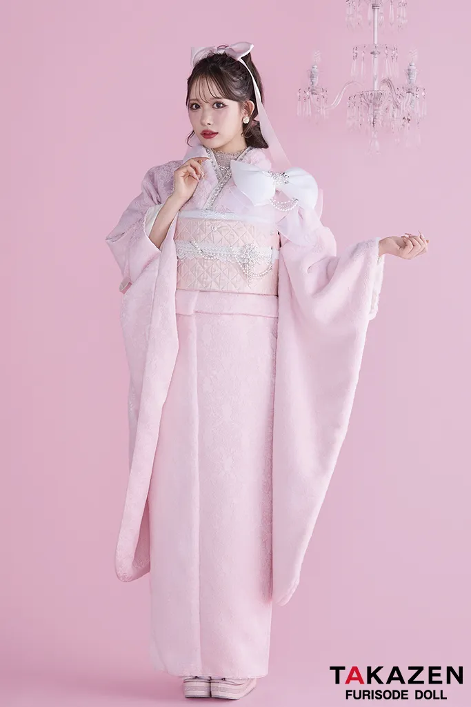 TAKAZENのレンタル振袖 最新作ヘップバーンシュシュ　ピンク　ファー/ジャガード生地　リボン・キラキラパーツ付き　一番目立つ　ふわふわ振袖　セレブ　かわいい　伊藤桃々【通販可】26013