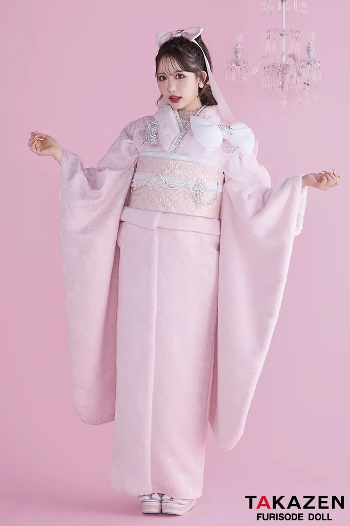 TAKAZENのレンタル振袖 最新作ヘップバーンシュシュ　ピンク　ファー/ジャガード生地　リボン・キラキラパーツ付き　一番目立つ　ふわふわ振袖　セレブ　かわいい　伊藤桃々【通販可】26013