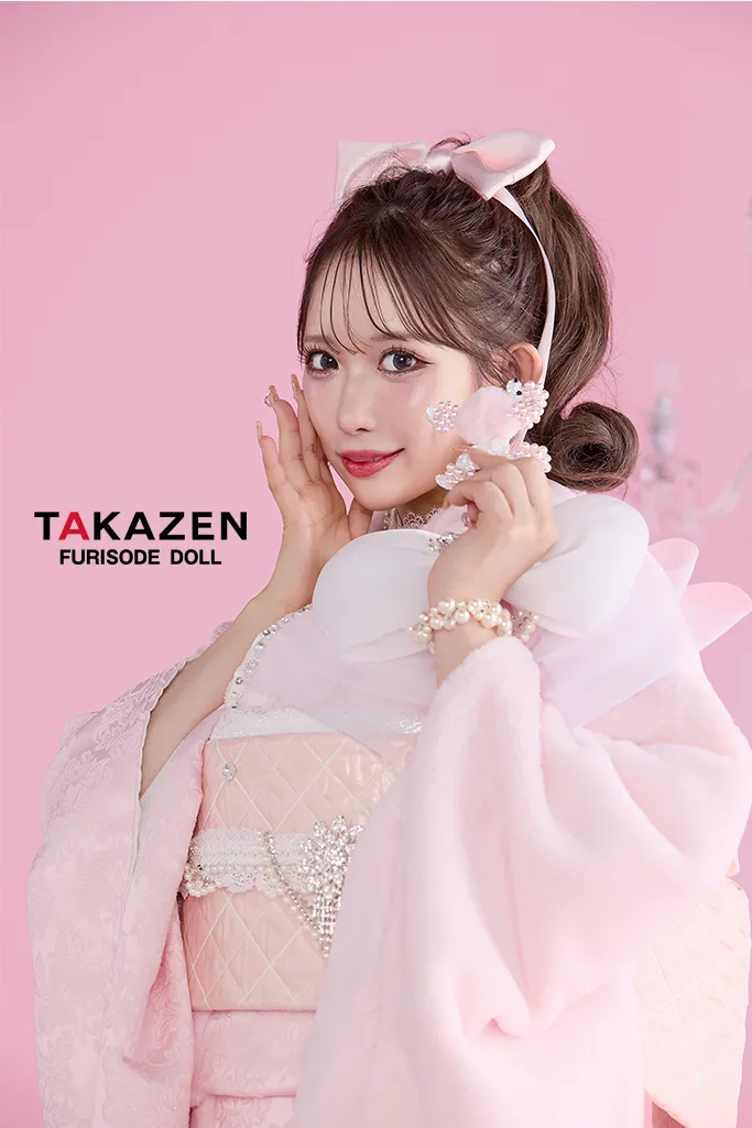 TAKAZENのレンタル振袖 最新作ヘップバーンシュシュ　ピンク　ファー/ジャガード生地　リボン・キラキラパーツ付き　一番目立つ　ふわふわ振袖　セレブ　かわいい　伊藤桃々【通販可】26013