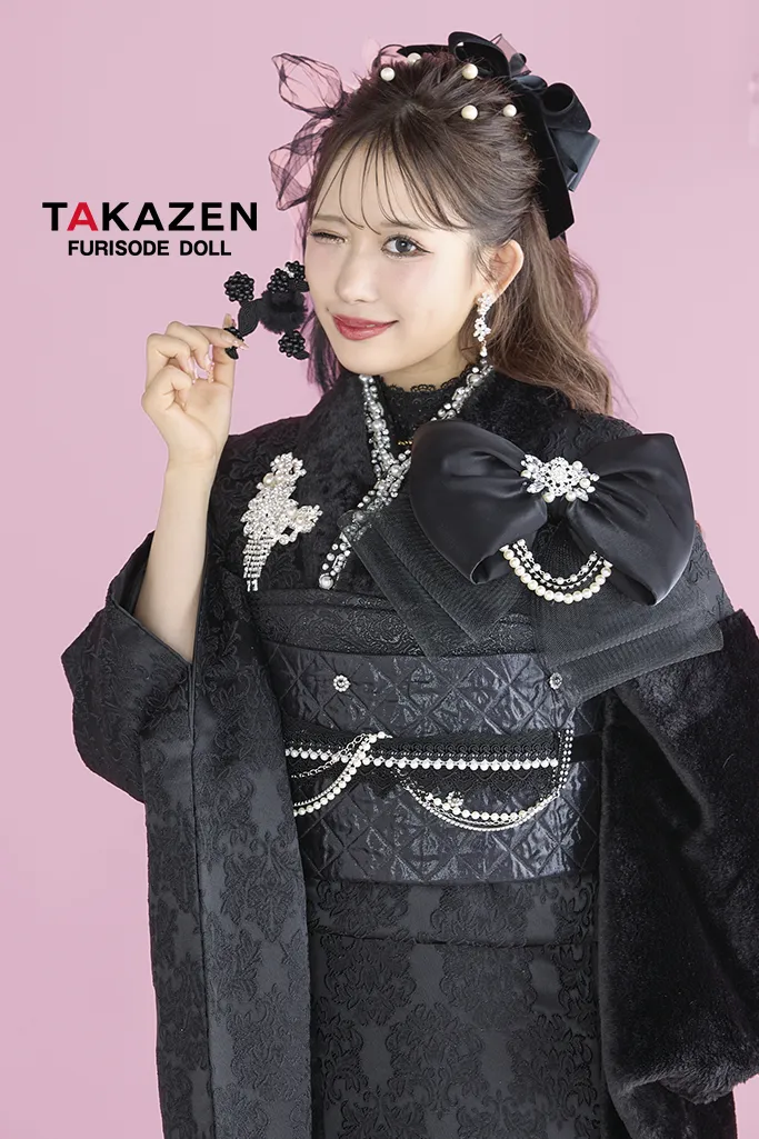 TAKAZENのレンタル振袖 最新作ヘップバーンシュシュ　黒　ファー/ジャガード生地　リボン・キラキラパーツ付き　ふわふわ振袖　人とかぶらない　かわいい　セレブ　伊藤桃々【通販可】26014