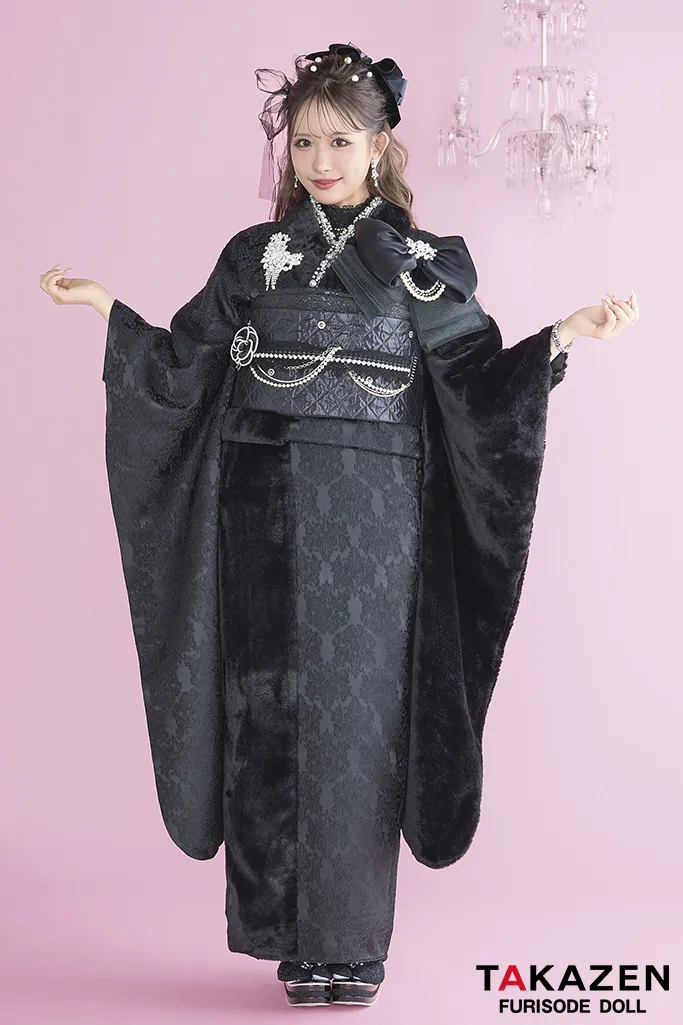 TAKAZENのレンタル振袖 最新作ヘップバーンシュシュ　黒　ファー/ジャガード生地　リボン・キラキラパーツ付き　ふわふわ振袖　人とかぶらない　かわいい　セレブ　伊藤桃々【通販可】26014