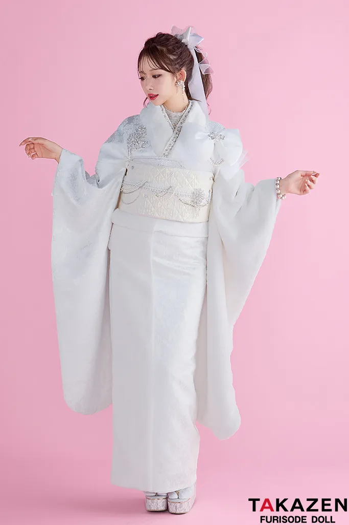 TAKAZENのレンタル振袖 最新作ヘップバーンシュシュ　白/オールホワイト/真っ白　ファー/ジャガード生地　リボン・キラキラパーツ付き　ふわふわ振袖　誰ともかぶらない　珍しい　伊藤桃々【通販可】26015